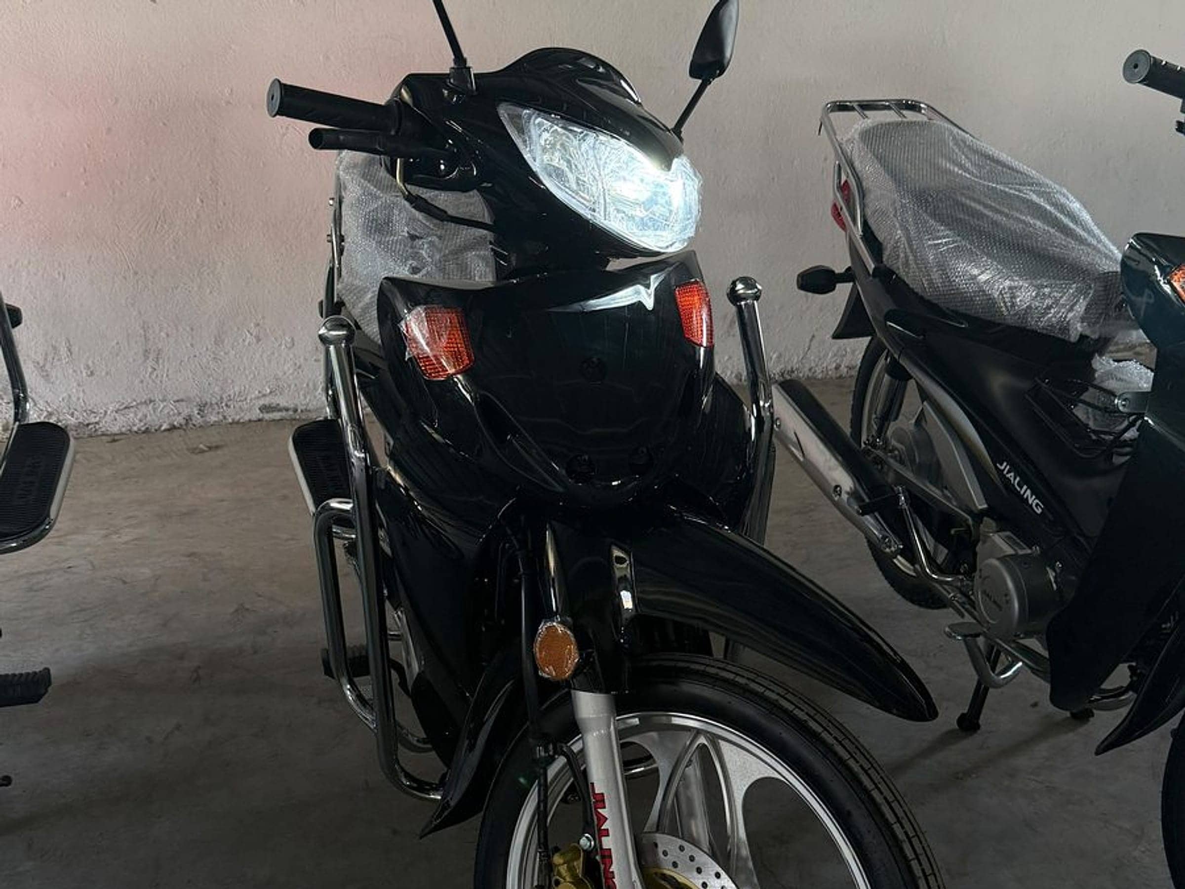Motos Jialing neuves, phare allumé, dans le dépôt de Jialing Tunisie, importateur officiel
