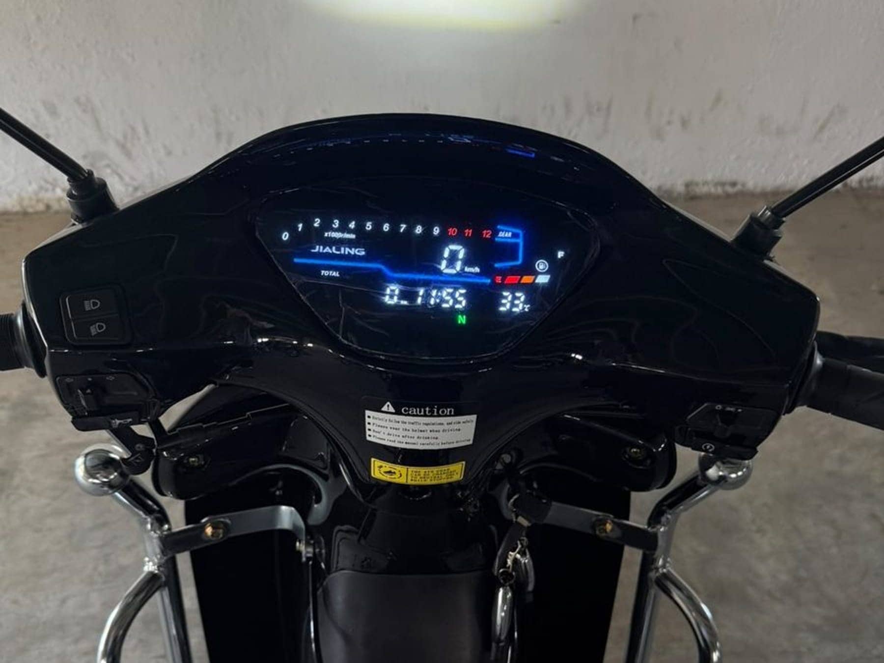 Compteur digital allumé d'une moto Jialing neuve, odomètre à 0,1 km, dans le dépôt de Jialing Tunisie